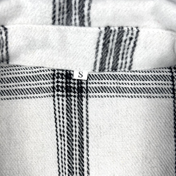 *NWT* Women’s Oversized Plaid Button Down Shacket - Picture 3 of 7